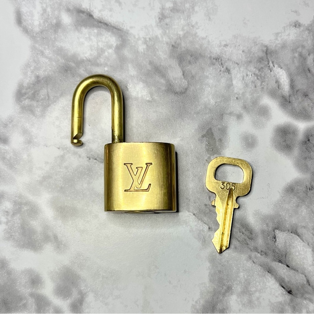 LOUIS VUITTON PadLock & Key #305 with Unbranded Gold & Black Clover Key Chain - Picture 5 of 8